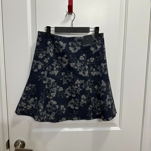 Banana Republic A-Line Navy Floral Mini Skirt - Size 2 - Picture 1 of 7